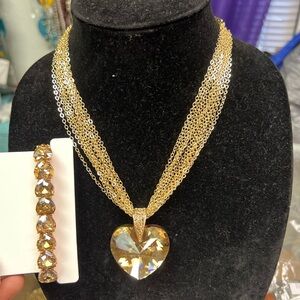 Heart pendant necklace beige